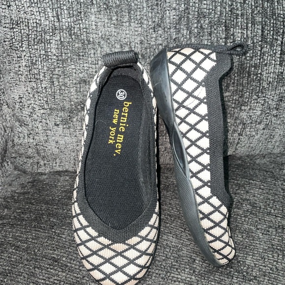 Bernie Mev Diamond Knit Flats - Catwalk X Black/Blush Size 12.5 (30) - Picture 2 of 5